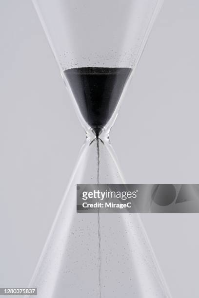 sand hourglass close-up view - kontrastreich stock-fotos und bilder