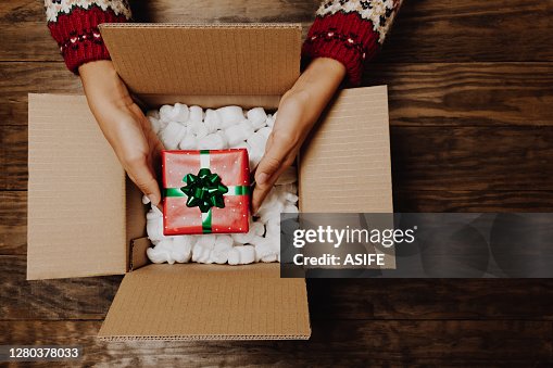 自宅でクリスマス小包を受け取るか、出荷する概念 自宅でクリスマス小包を受け取るか、出荷する概念