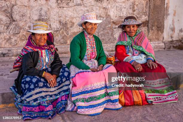 mujeres peruanas con ropa nacional descansando en plaza de armas, chivay, perú - arequipa fotografías e imágenes de stock