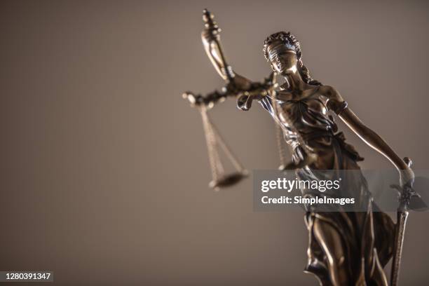 statue of the lady of justice with scales close-up. - gerichtssaal stock-fotos und bilder