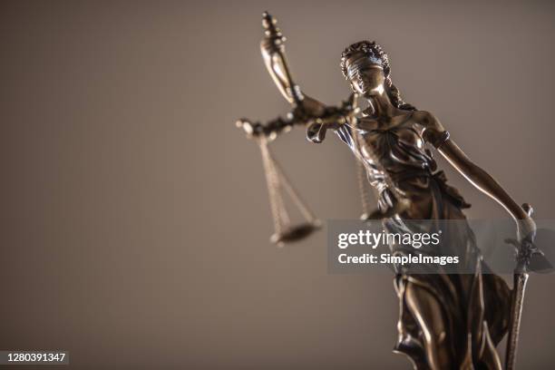 statue of the lady of justice with scales close-up. - geschworener stock-fotos und bilder