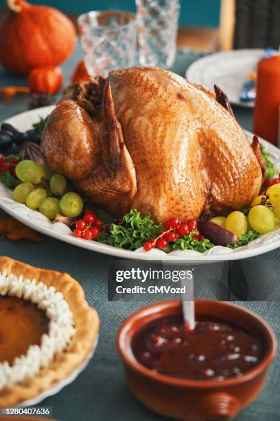 gefüllte türkei für thanksgiving-feiertage - turkey cooked stock-fotos und bilder