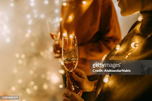 champagner-zeit! - new years eve 2019 stock-fotos und bilder