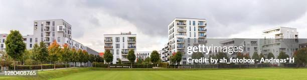 cityscape with modern apartment buildings in a residential area in late autumn - housing development photos et images de collection