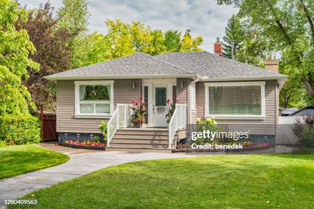 pequeña casa unifamiliar - edmonton fotografías e imágenes de stock