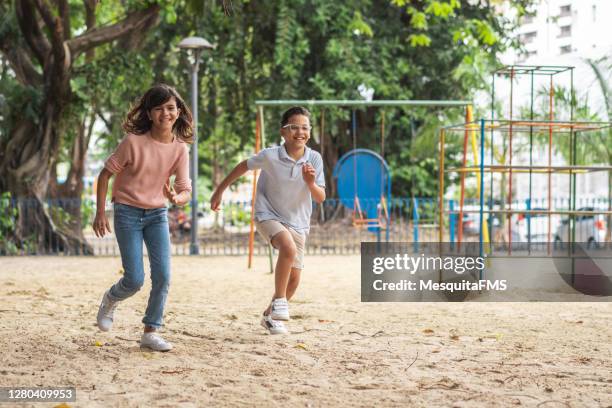 crianças brincando correndo no parque - praça - fotografias e filmes do acervo