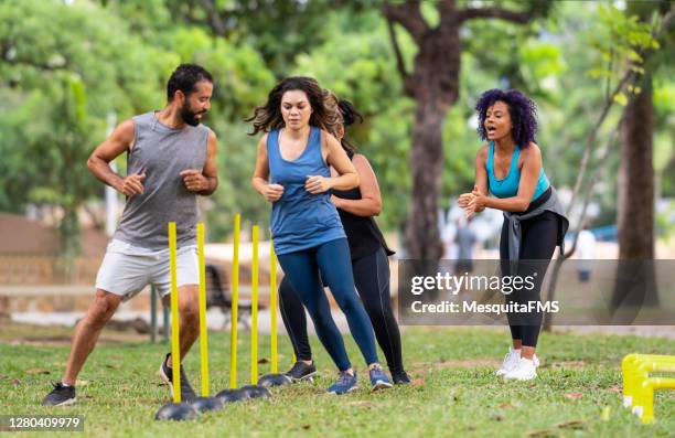 戶外功能訓練。 - sports training drill 個照片及圖片檔