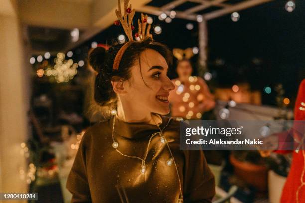 verticale d’une jeune femme utilisant des bois de renne - millennials at party photos et images de collection