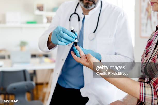 examen de sangre para la diabetes - glycemia fotografías e imágenes de stock