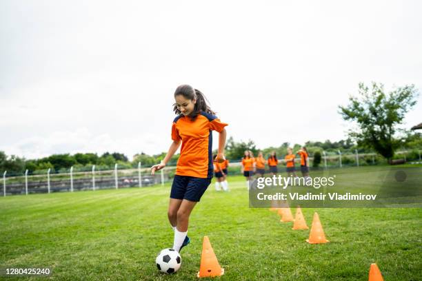 jogadora de futebol feminino praticando - high school football - fotografias e filmes do acervo