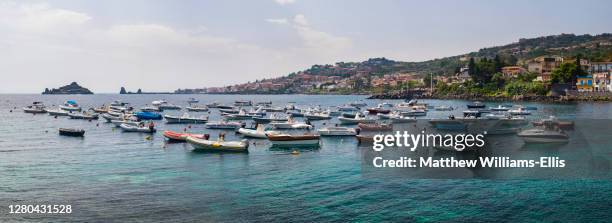 panoramic photo of boats in the harbor at aci trezza with isole dei ciclope in the background, just outside catania, sicily, italy, europe - ciclope 個照片及圖片檔