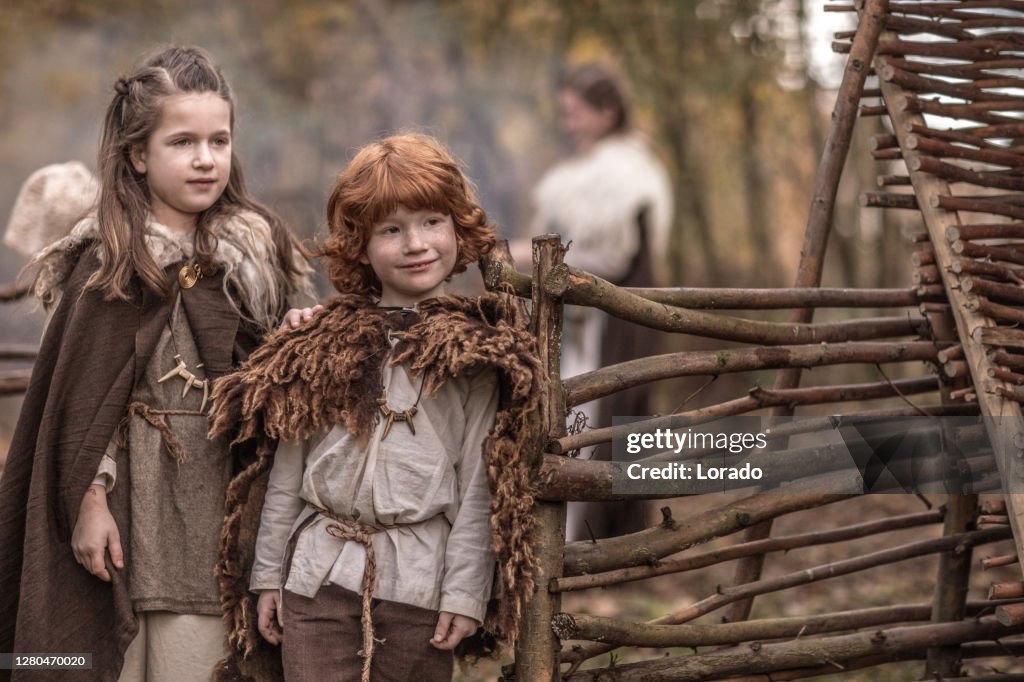 Adepto por qué Vientre taiko Niños Vikingos En Un Asentamiento De Pueblo Vikingo Foto de stock - Getty  Images