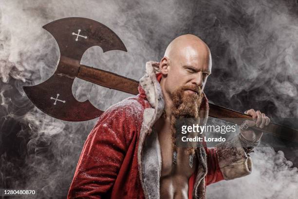 slecht portret van de kerstman - bad christmas present stockfoto's en -beelden