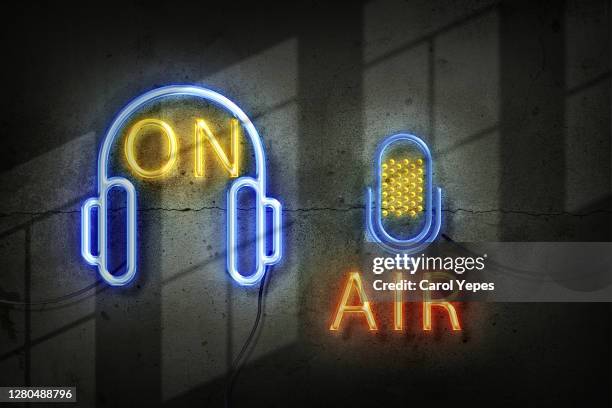 microphone in the old studio with on air sign in neon lights - microphone desk fotografías e imágenes de stock