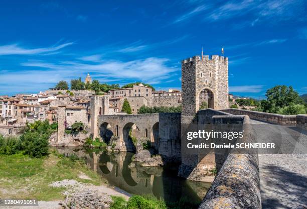 spain, catalonia, province of girona, besalu, fortified medieval bridge over the fluvia river (11th century) - circa 11th century stock pictures, royalty-free photos & images