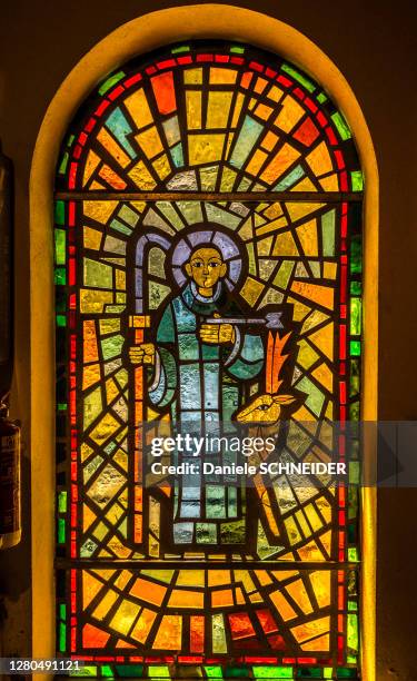 spain, catalonia, catalan pyrenees, sanctuary of the virgen of nuria stained-glass window - 1910 stock-fotos und bilder