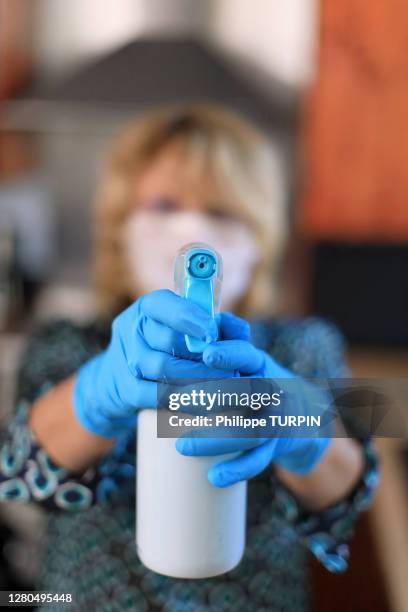 woman at home for coronavirus, covid 19 fight - white vinegar stock pictures, royalty-free photos & images