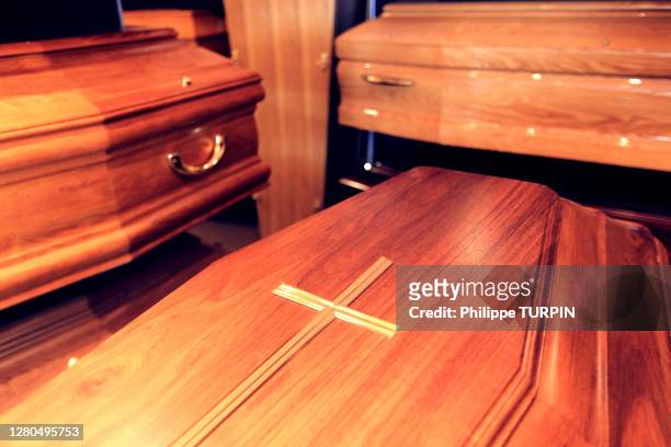 funeral home - coffin photos et images de collection