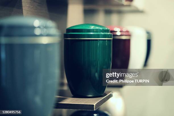 funeral urns aligned - cremacion fotografías e imágenes de stock