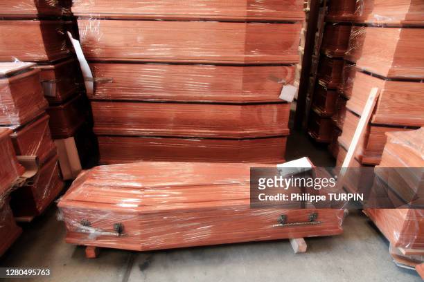 coffins stock - vacuum packed fotografías e imágenes de stock
