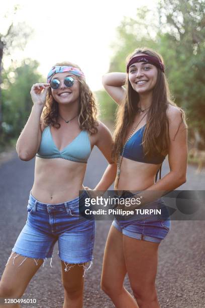 young and pretty hippie on a deserted road - short hair photos et images de collection