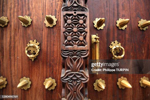 tanzania, zanzibar (unguja island), zanzibar city, stone town, close-up of a door. - stone town imagens e fotografias de stock