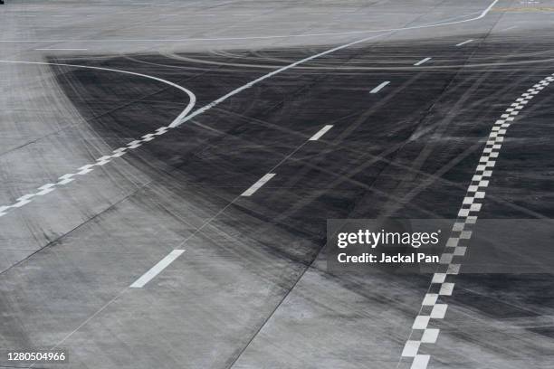 airport runway - motor racing track stockfoto's en -beelden