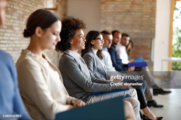 grupo de candidatos à espera de uma entrevista de emprego no escritório. - entrevista evento - fotografias e filmes do acervo