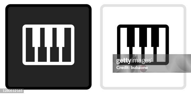 stockillustraties, clipart, cartoons en iconen met toetsenbordpictogram op zwarte knop met witte rollover - piano