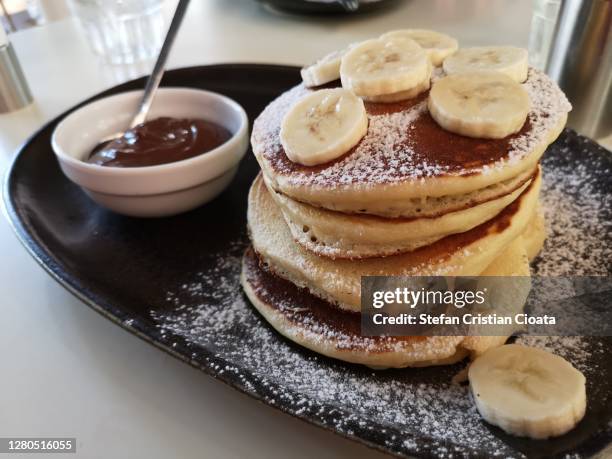 banana chocolate pancakes - schokobanane stock-fotos und bilder