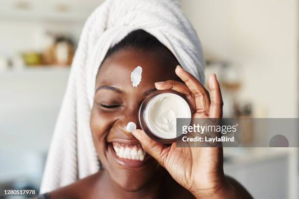 ik hou van het verzorgen van mijn huid - woman skin face stockfoto's en -beelden