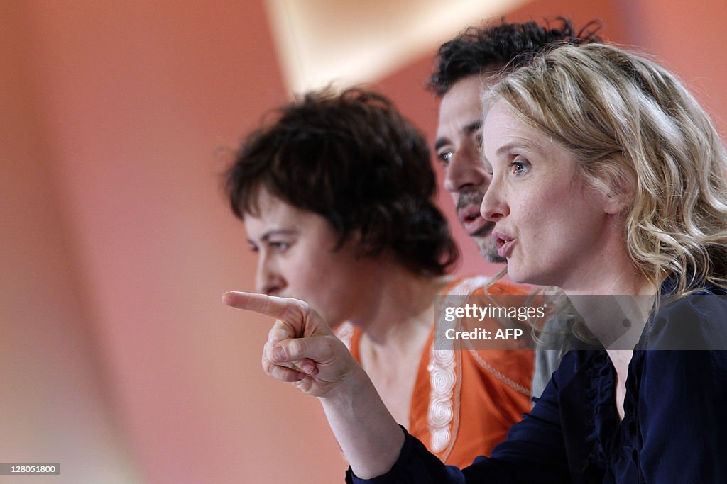 French film director Julie Delpy (R) ges