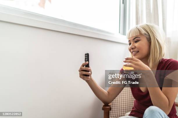 mujer haciendo una hora feliz virtual y bebiendo cerveza en casa - plano fijo fotografías e imágenes de stock