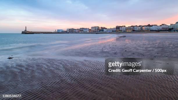 scenic view of beach against sky during sunset, kent, england, united kingdom - geoff carpenter stock pictures, royalty-free photos & images