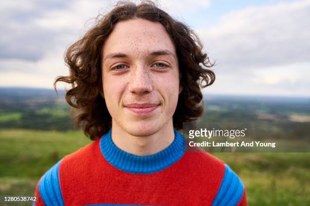 close up portrait of a teenager looking to the camera in the outdoors - ritratto foto e immagini stock