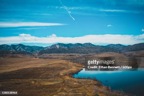 scenic view of lake and mountains against blue sky,lakewood,colorado,united states,usa - lakewood colorado stock-fotos und bilder