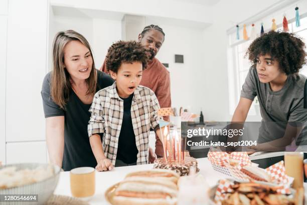 het vieren van verjaardag thuis met de familie - blended family stockfoto's en -beelden