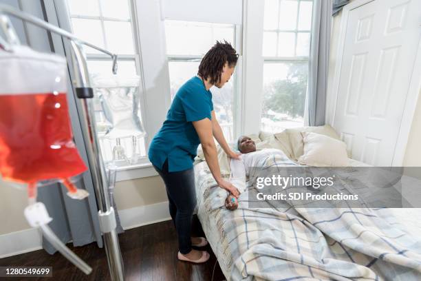 home healthcare krankenschwester besuche mit kranken patienten - hospiz stock-fotos und bilder