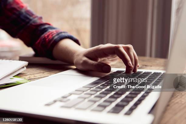 close up teenage girl using laptop computer - online learning - fotografias e filmes do acervo