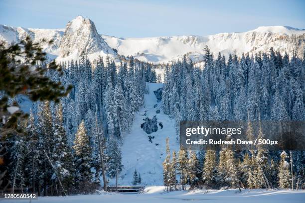 scenic view of snow covered mountains against sky,mammoth lakes,california,united states,usa - mammoth stock-fotos und bilder