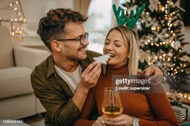 wein genuss enden im neuen jahr - eating cookies stock-fotos und bilder