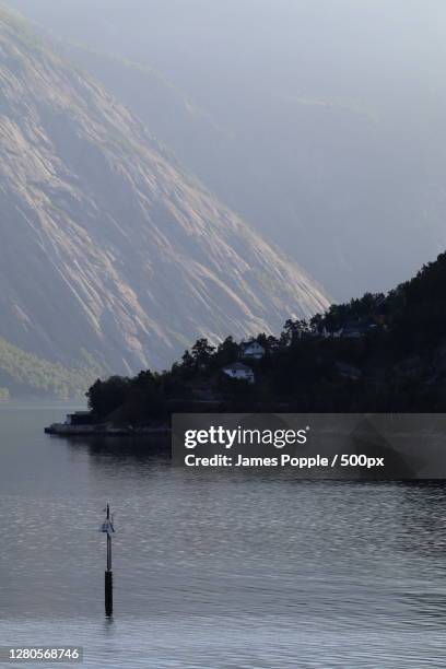 scenic view of lake against sky, ostangvegen, eidfjord, norway - james popple stock-fotos und bilder