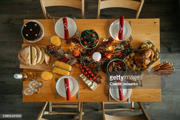 de regeling van het voedsel en van de drank voor viering kerstmis - roast chicken table stockfoto's en -beelden