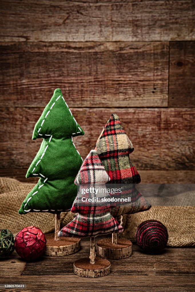 De decoratie van de kerstboom op een retro houten achtergrond
