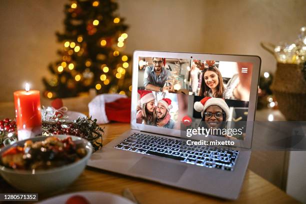 vidéo de famille bavardant en ligne à l’occasion de la célébration de noel - christmas hat photos et images de collection