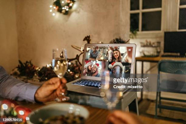 familie video chatten online ter gelegenheid van de kerstviering - sociale bijeenkomst stockfoto's en -beelden