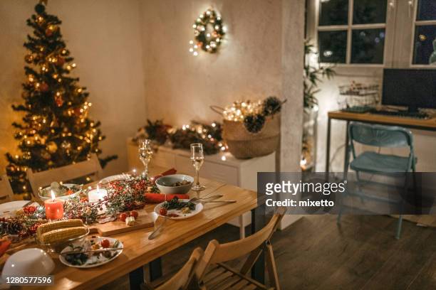 platsinställning med mat och dryck till jul och nyårsfest - leftover bildbanksfoton och bilder