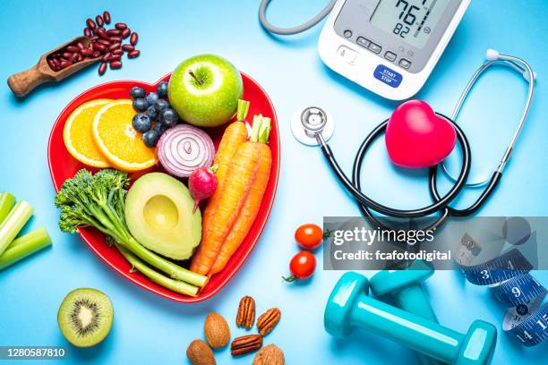 gesunde ernährung, bewegung, gewichts- und blutdruckkontrolle - sport blue background stock-fotos und bilder