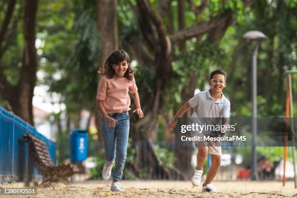 crianças correndo em praça pública - praça - fotografias e filmes do acervo