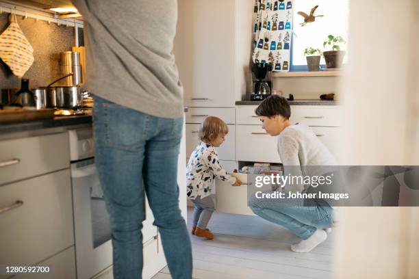 mother with daughter in kitchen - open day 3 stock pictures, royalty-free photos & images